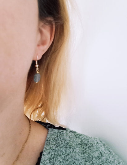 Boucles d'oreilles plaqué or et agate grise