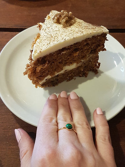 Anillo redondo de malaquita bañado en oro