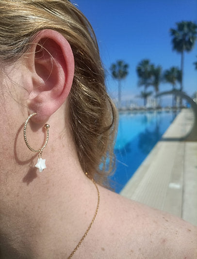 Gold-plated twisted hoop earring - Mother-of-pearl star