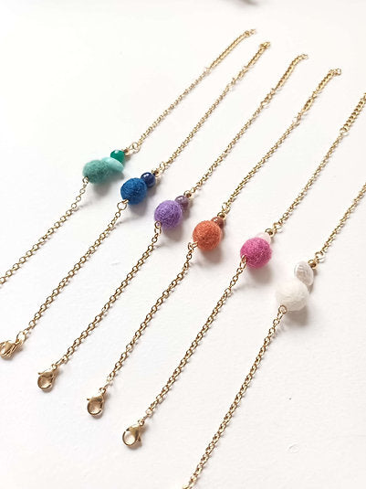 Bracelet plaqué or nacre et laine feutrée bleue