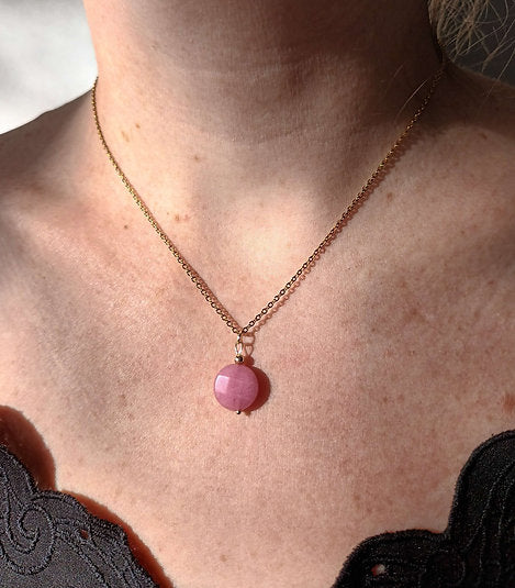Gold-plated necklace with round pink agate beads