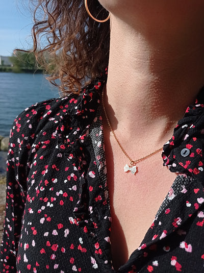 Collier plaqué or et noeud en nacre