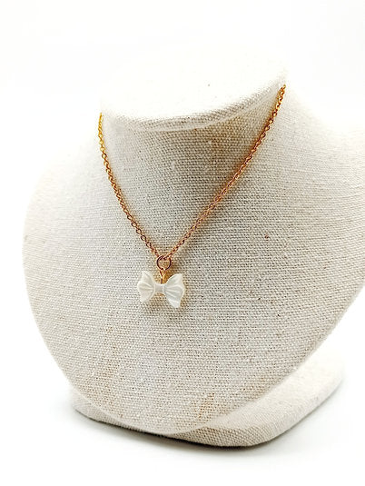 Collier plaqué or et noeud en nacre