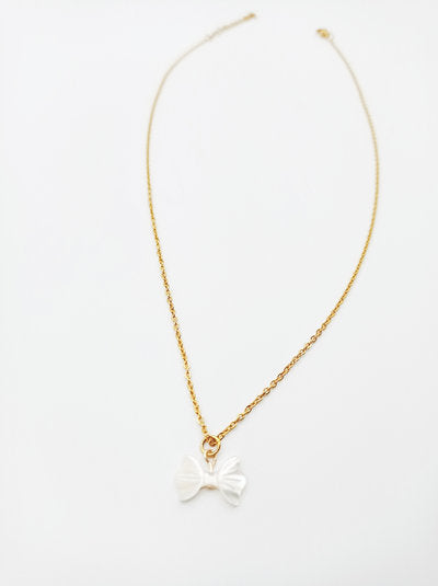 Gold-plated necklace with mother-of-pearl knot