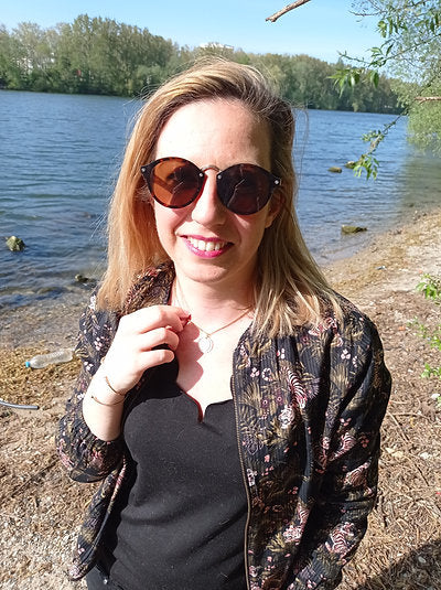 Gold-plated mother-of-pearl circle necklace