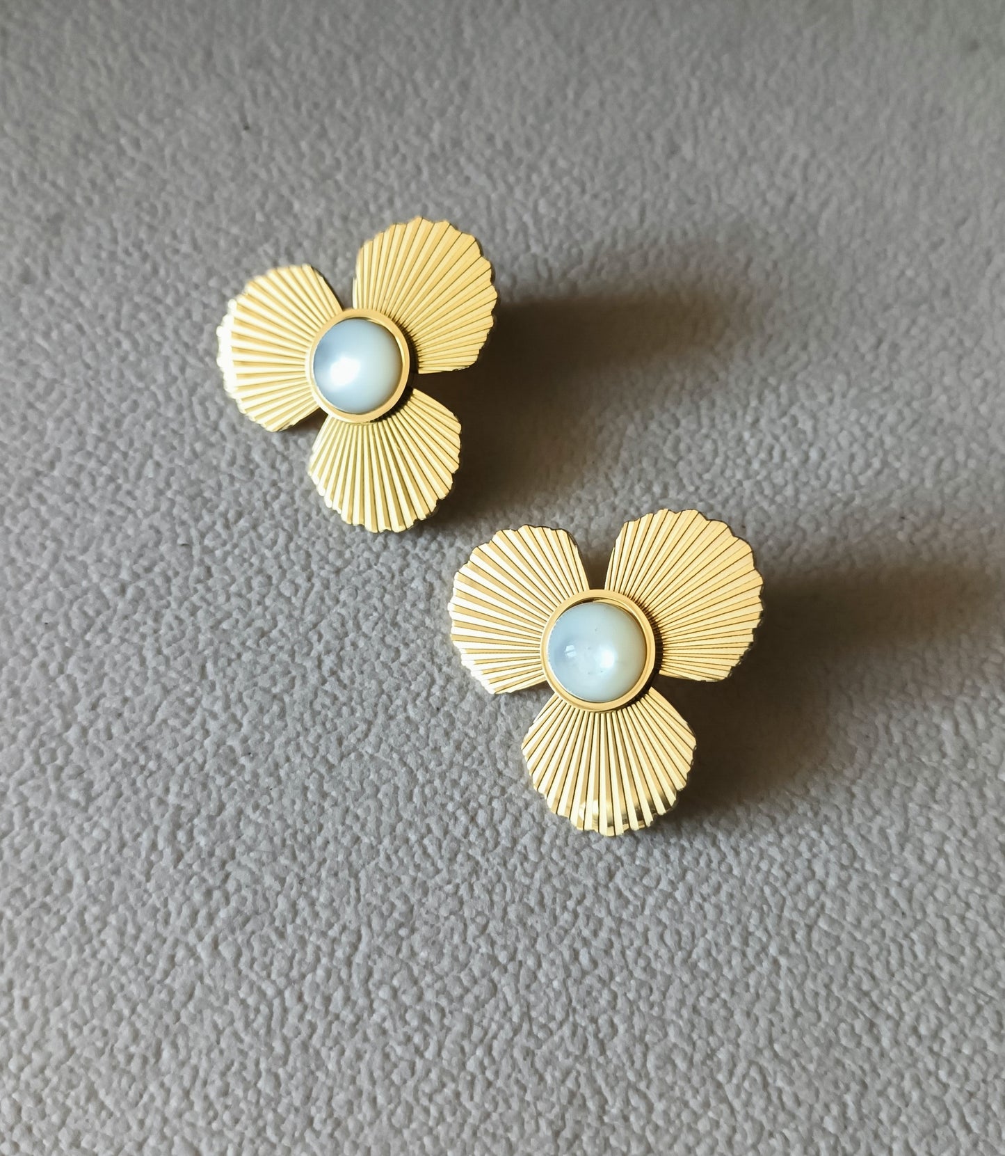 Boucles d'oreilles fleurs - nacre
