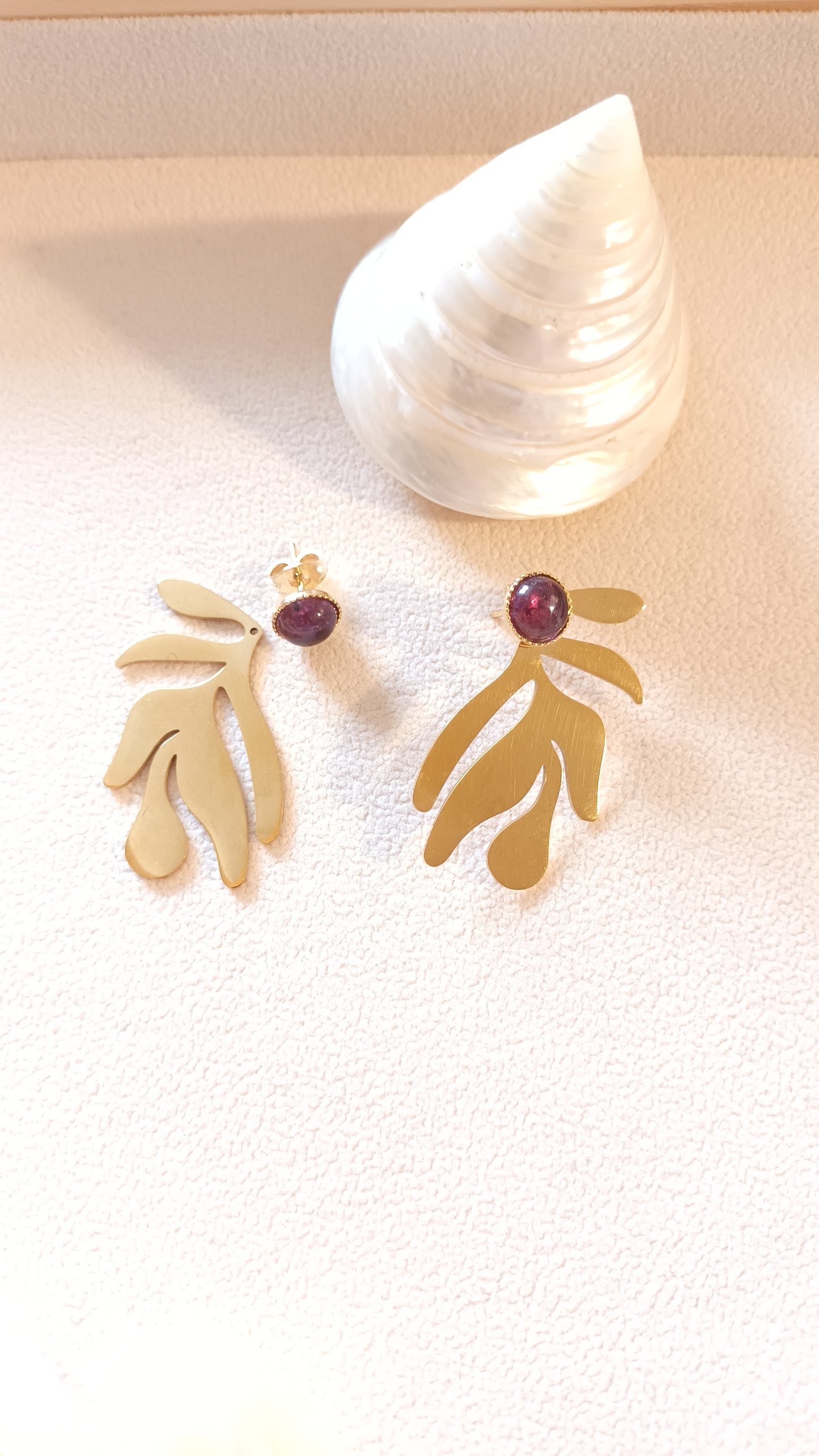 Boucles d'oreilles forme feuille corail puce amethyste
