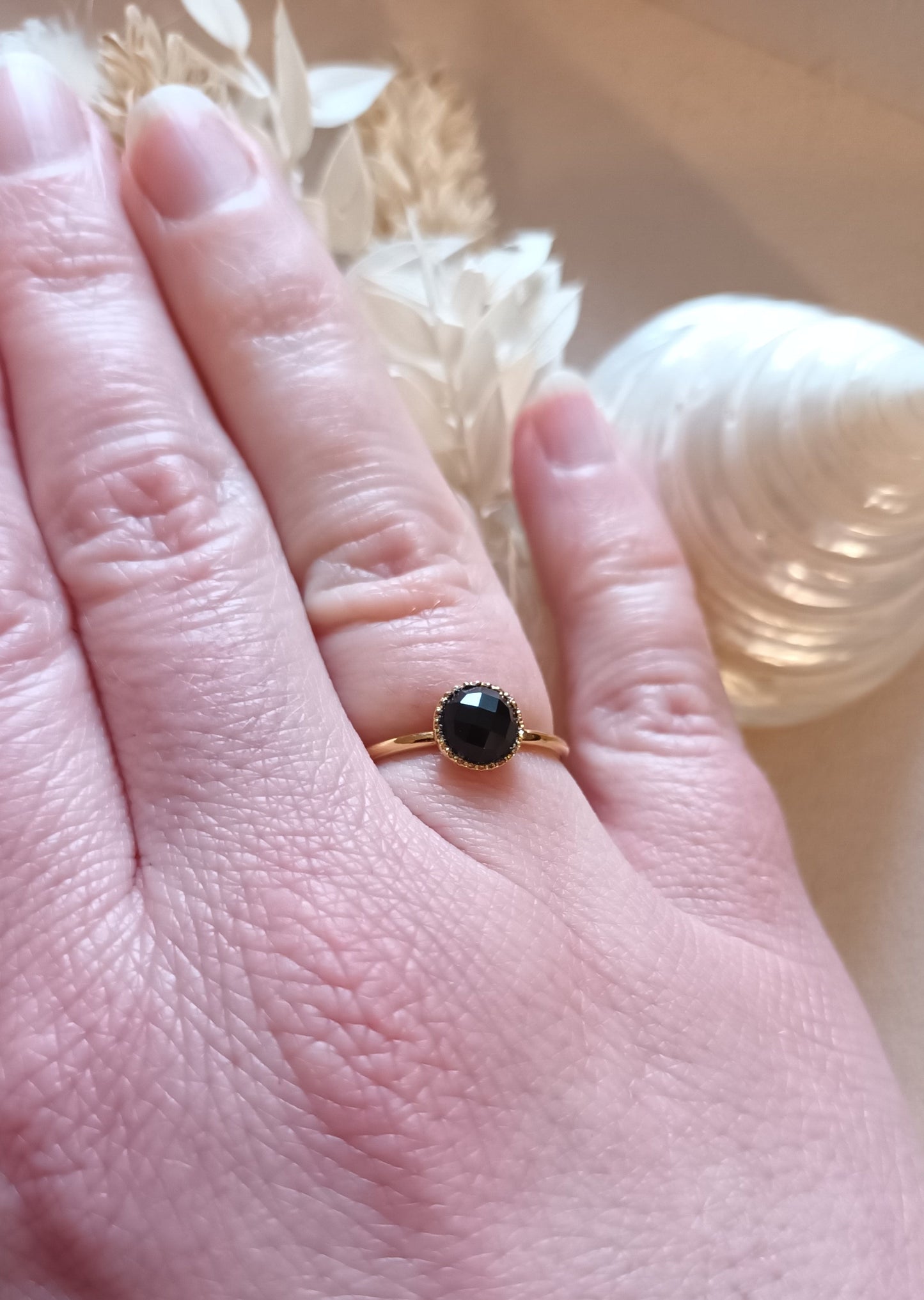 Anillo redondo de aventurina bañado en oro