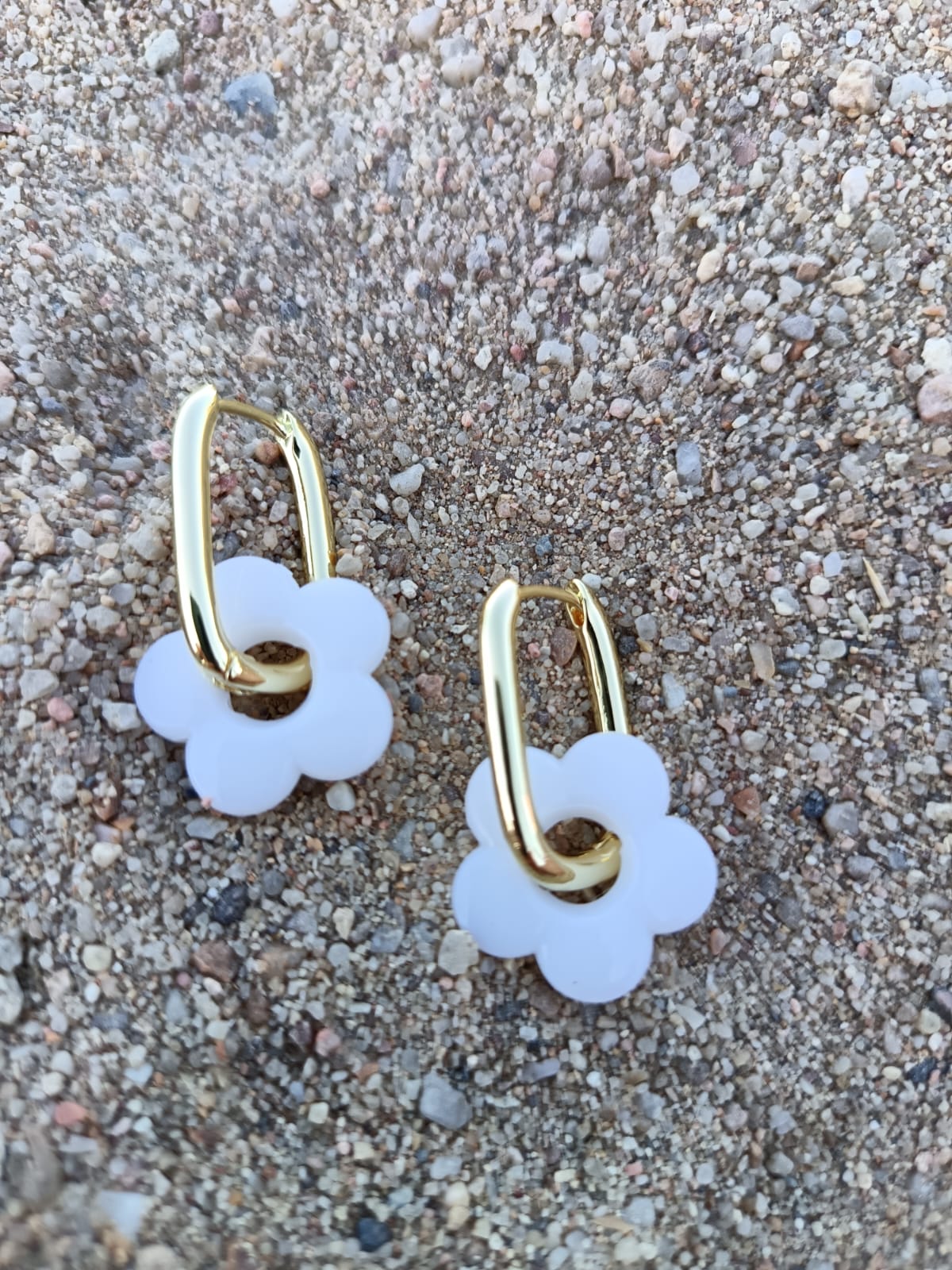 Boucles d'oreilles fleurs blanches