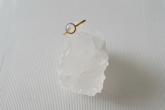 Anillo redondo de nácar bañado en oro
