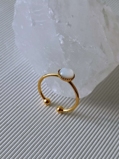 Anillo redondo de nácar bañado en oro