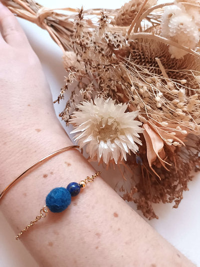 Gold-plated mother-of-pearl and blue felted wool bracelet