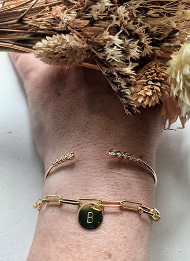 Bracelet plaqué or médaillon initiale gravée à personnaliser