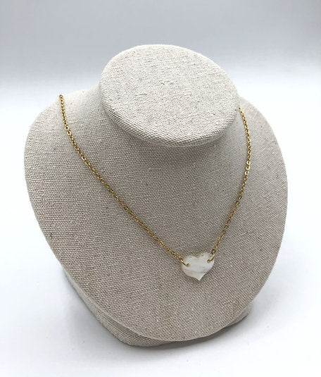 Collier plaqué or coeur nacre