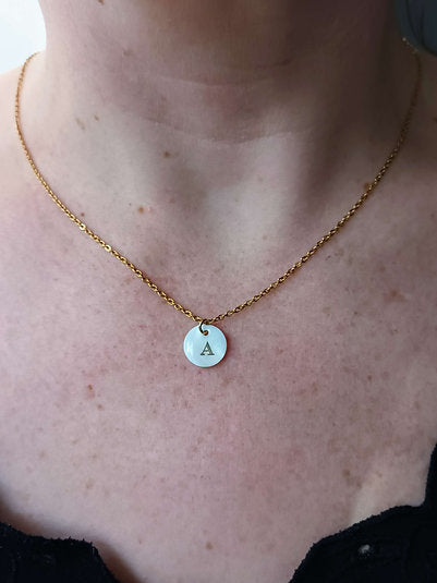 Collier perle de nacre lettre alphabet à personnaliser