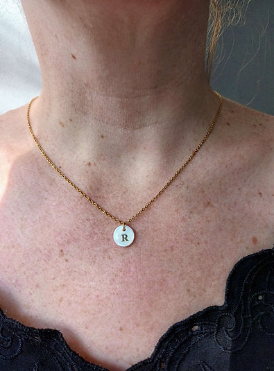 Collier perle de nacre lettre alphabet à personnaliser