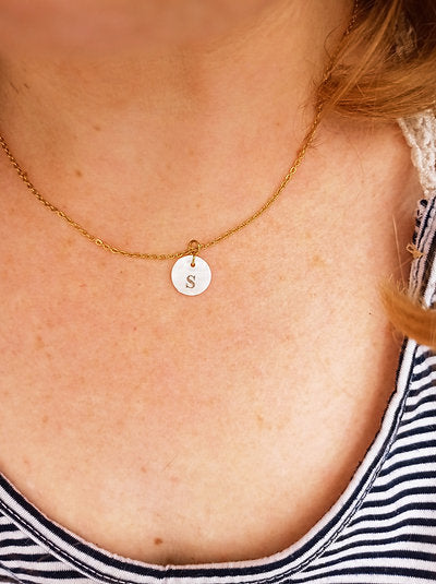 Collier perle de nacre lettre alphabet à personnaliser