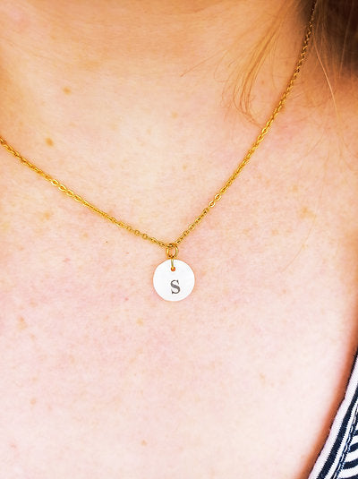 Collier perle de nacre lettre alphabet à personnaliser