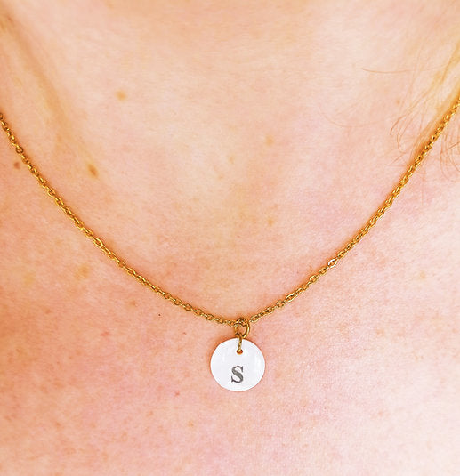 Collier perle de nacre lettre alphabet à personnaliser