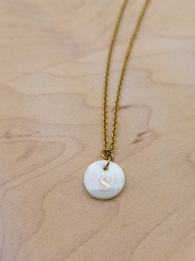 Collier perle de nacre lettre alphabet à personnaliser