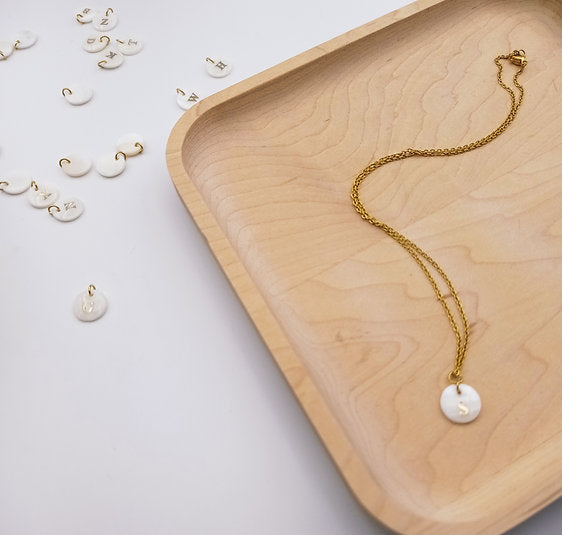 Collier perle de nacre lettre alphabet à personnaliser