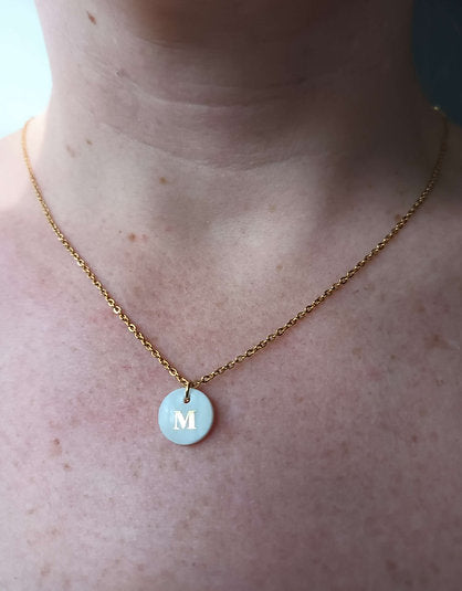 Collier perle de nacre lettre alphabet à personnaliser