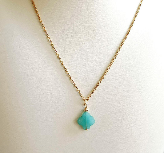 Collier plaqué or perle trèfle agate vert d'eau