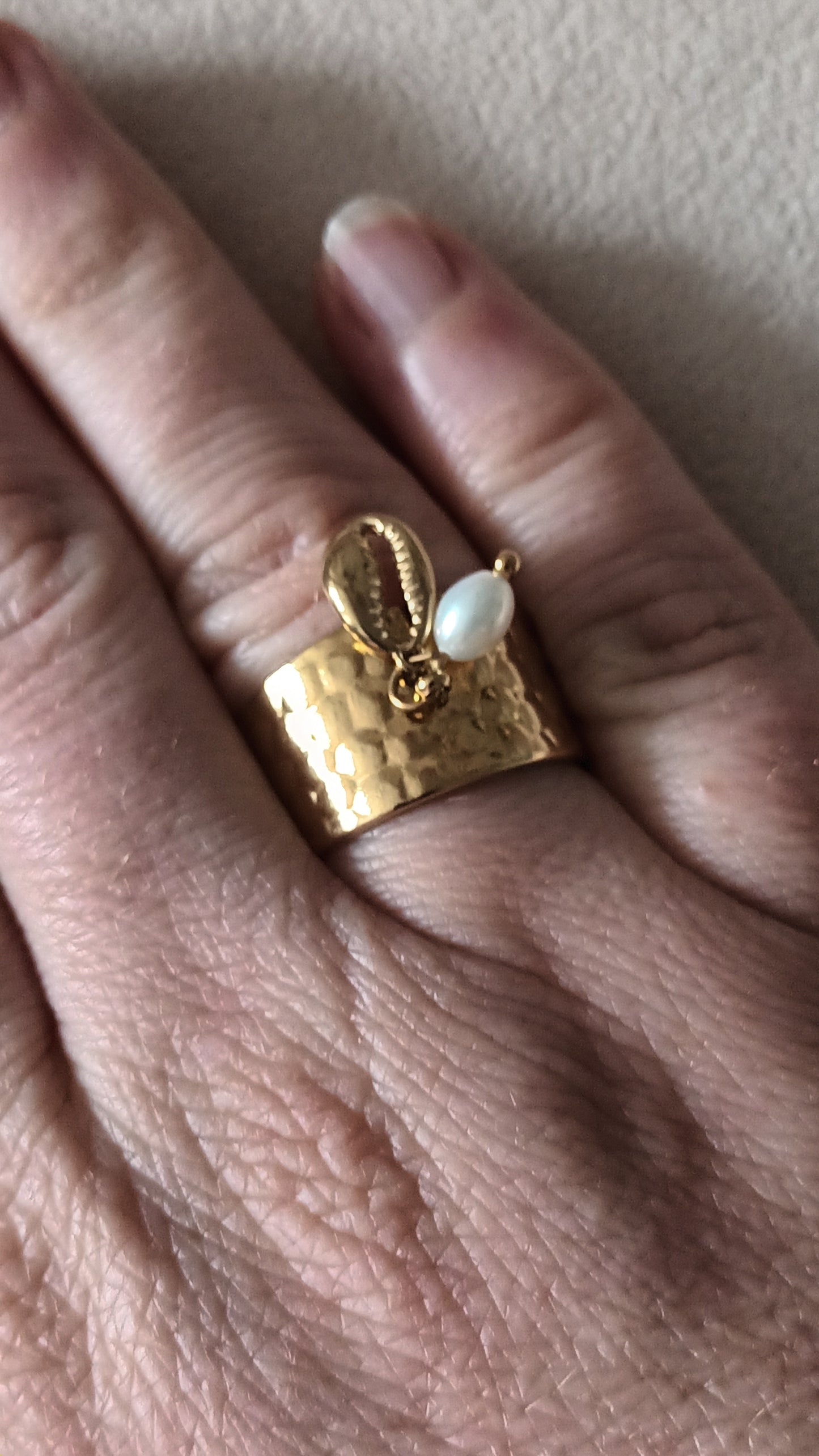Collection été : Bague cauri perle d'eau douce