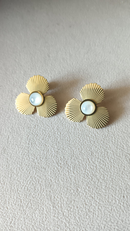 Boucles d'oreilles fleurs - nacre