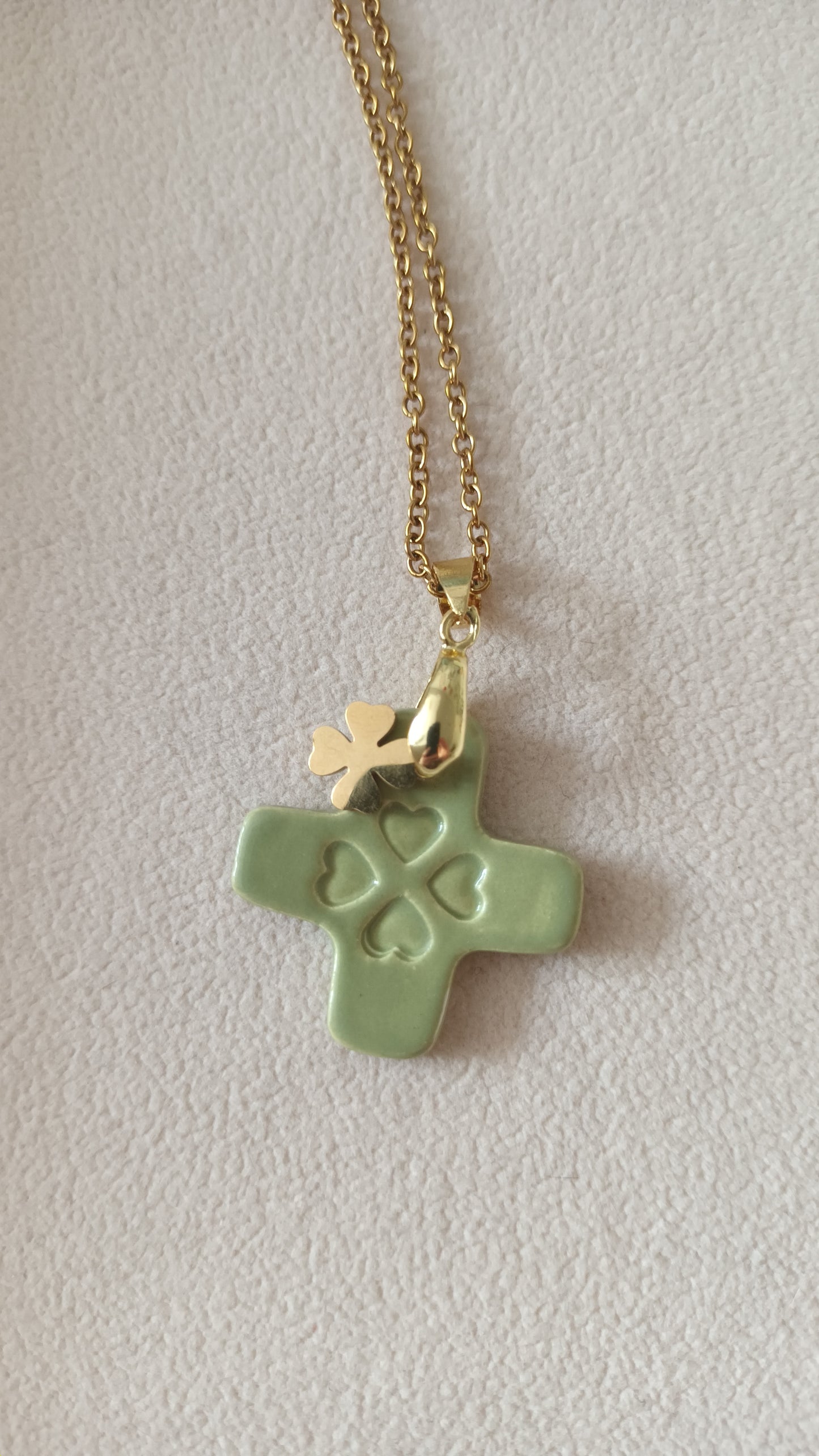 Collier Céramique vert sauge + charm en collaboration