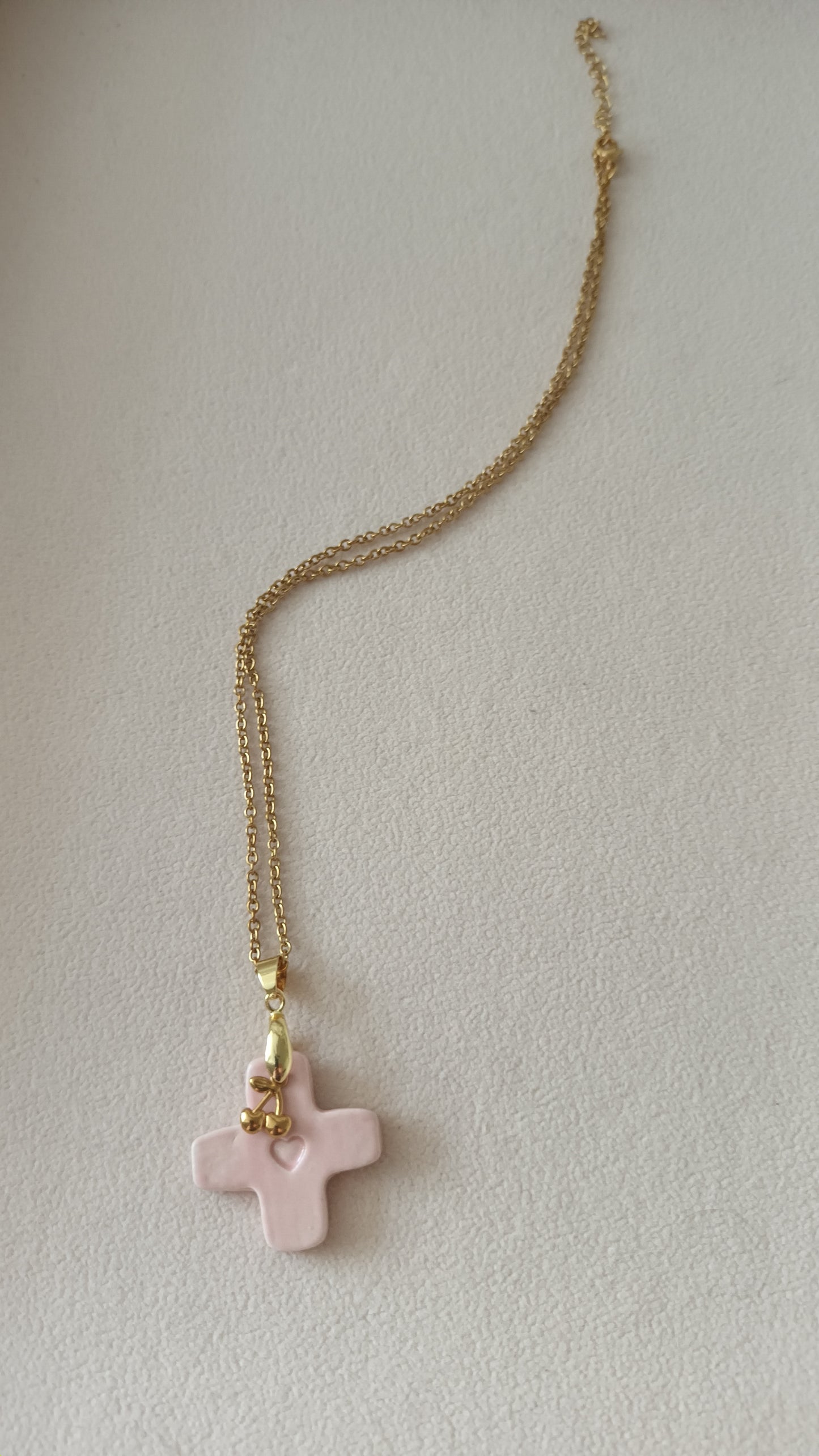 Collier Céramique rose pâle + charm en collaboration