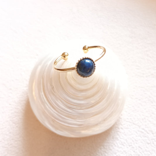 Anillo redondo de lapislázuli bañado en oro
