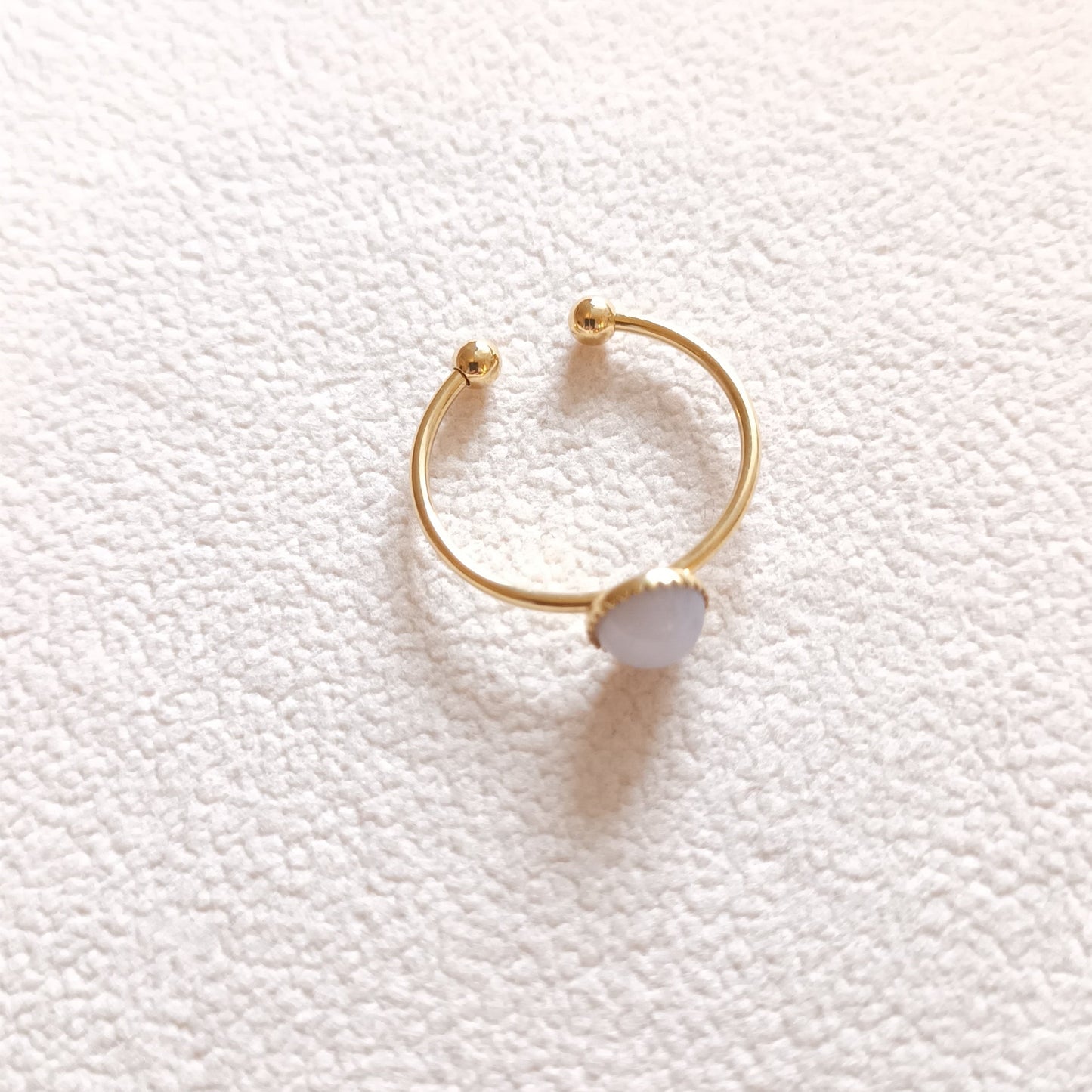 Anillo redondo de aventurina bañado en oro