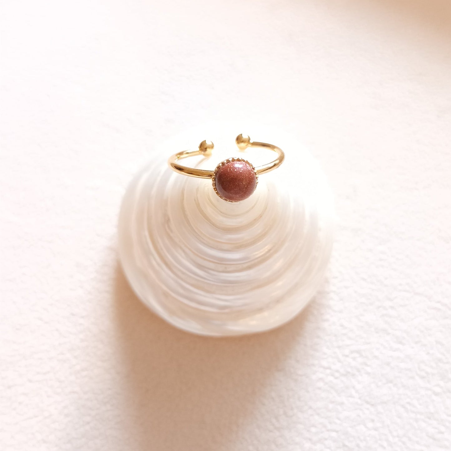 Anillo redondo de aventurina bañado en oro