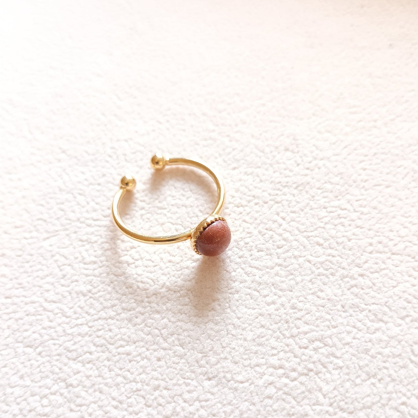 Anillo redondo de aventurina bañado en oro