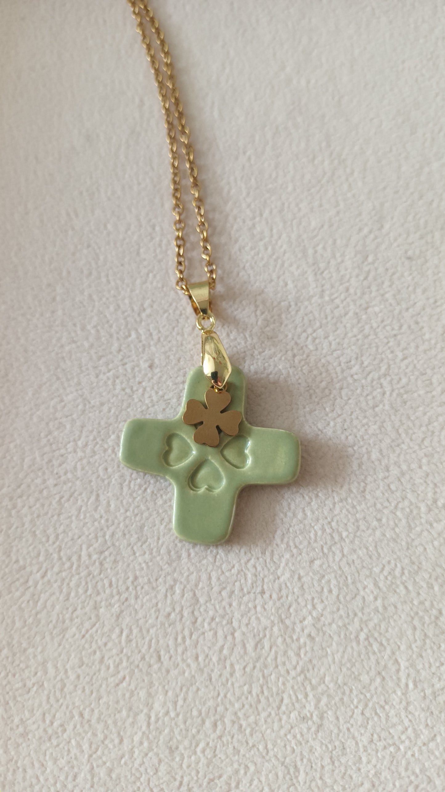 Collier Céramique vert sauge + charm en collaboration