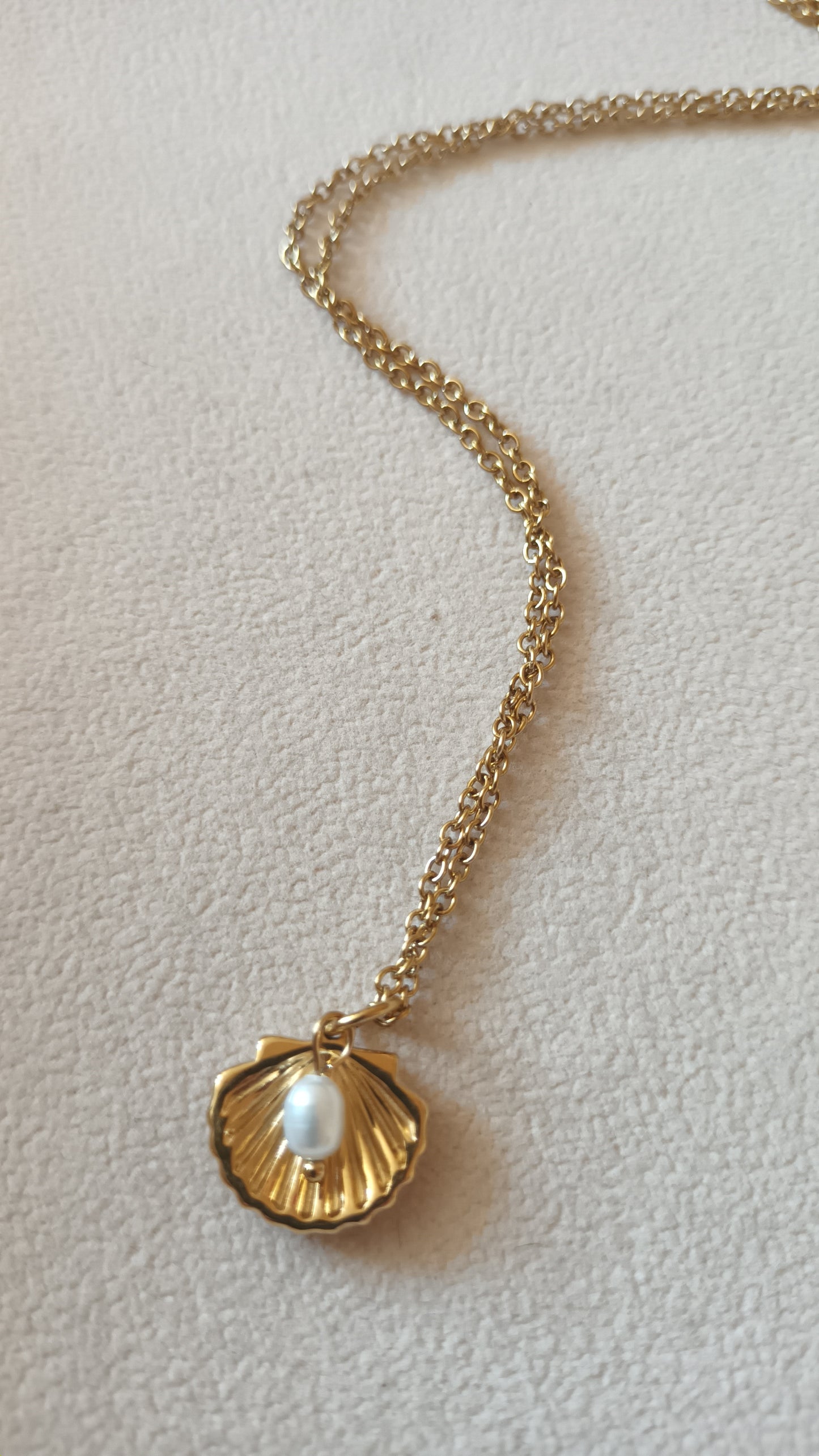 Collection été : Collier fin Coquille et perle d'eau douce