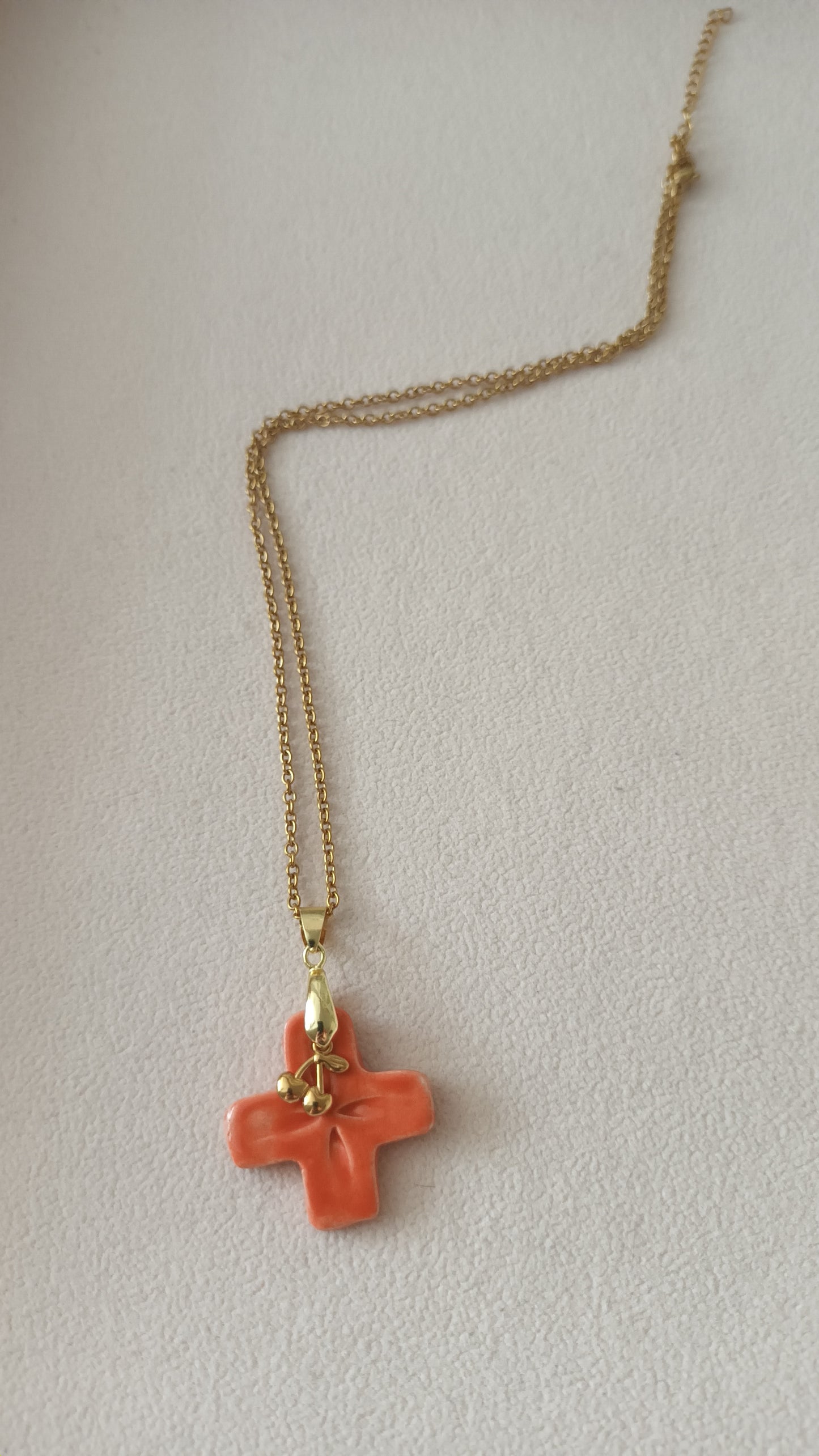 Collier Céramique orange vif + charm en collaboration