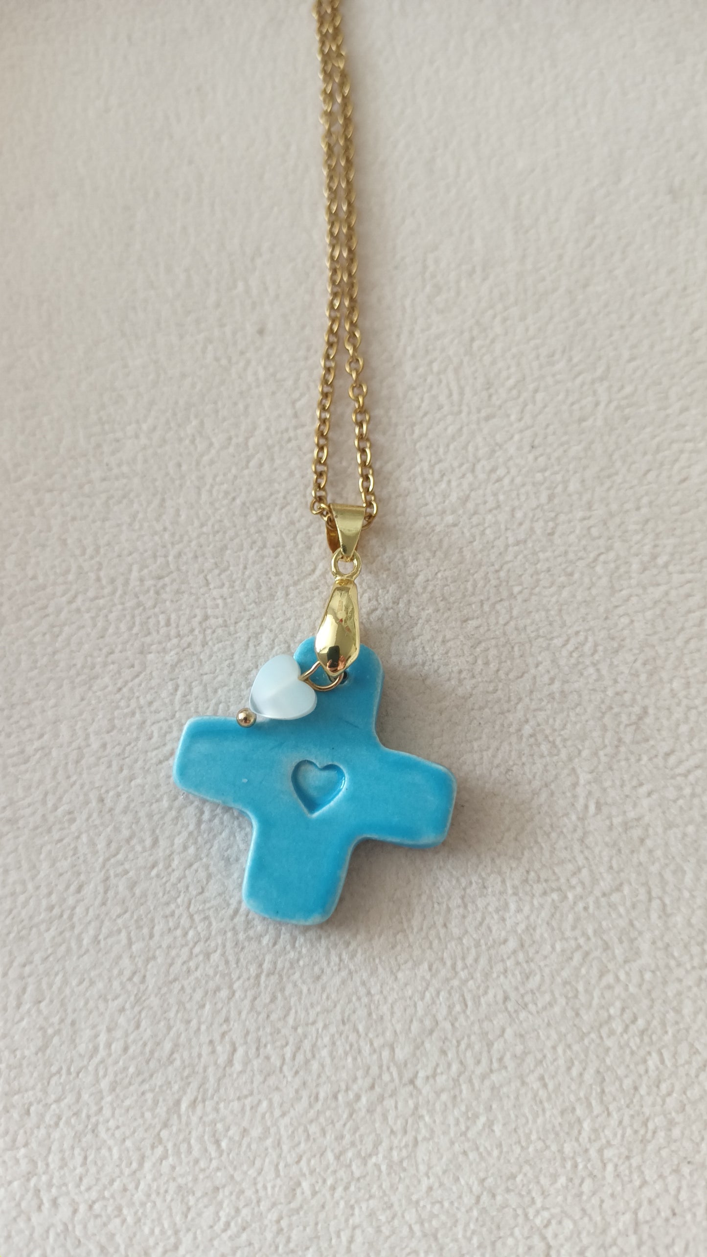 Collier Céramique bleu ciel + charm en collaboration