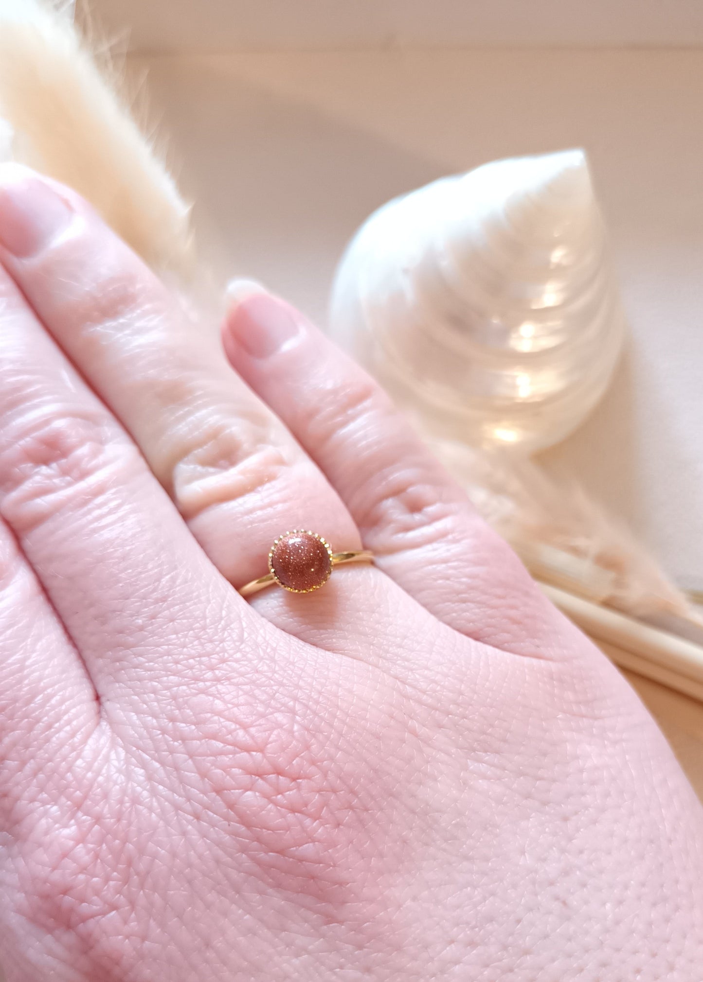 Anillo redondo de aventurina bañado en oro