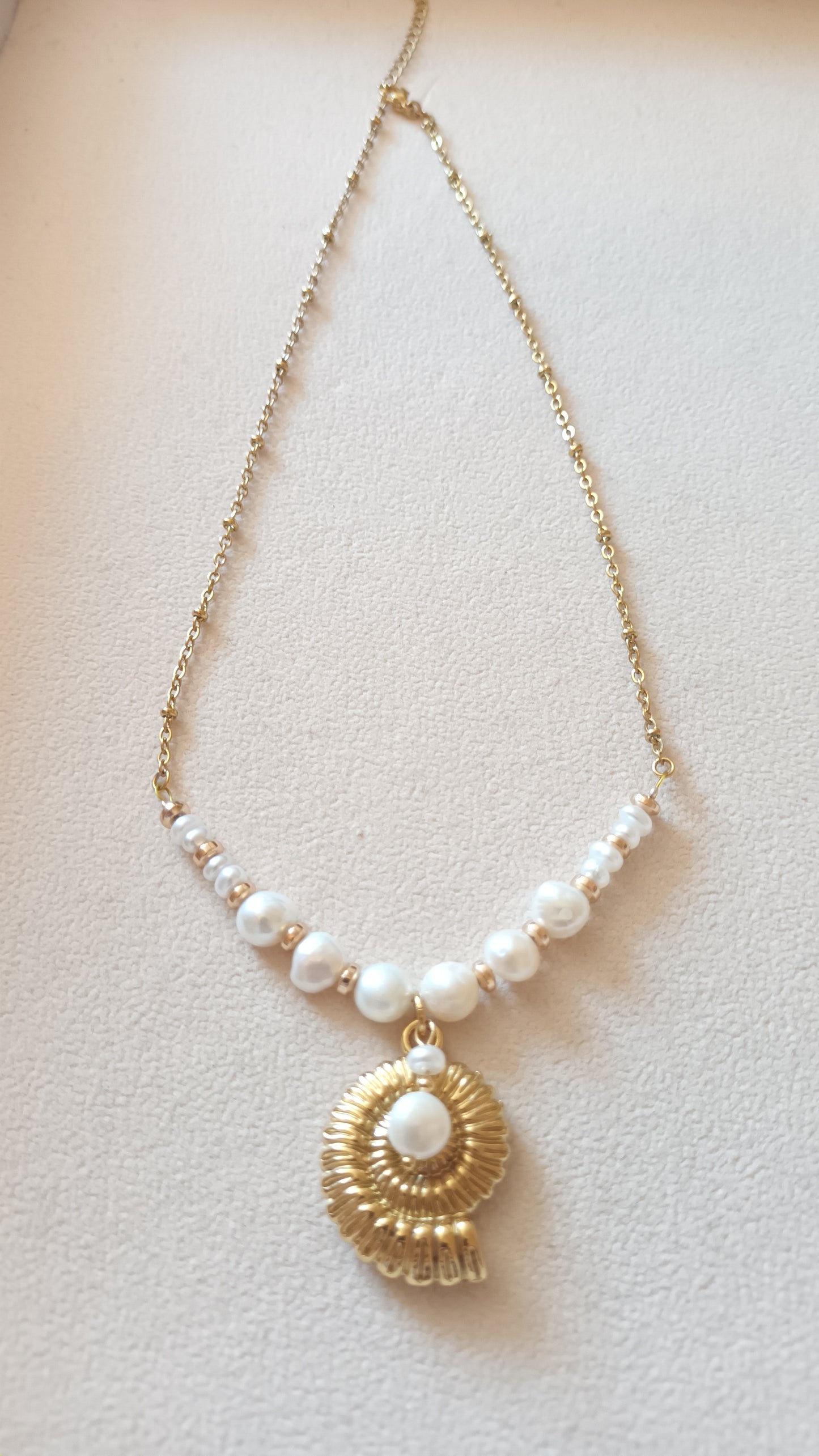 Collection été : Collier Nautilus et perles d'eau douce