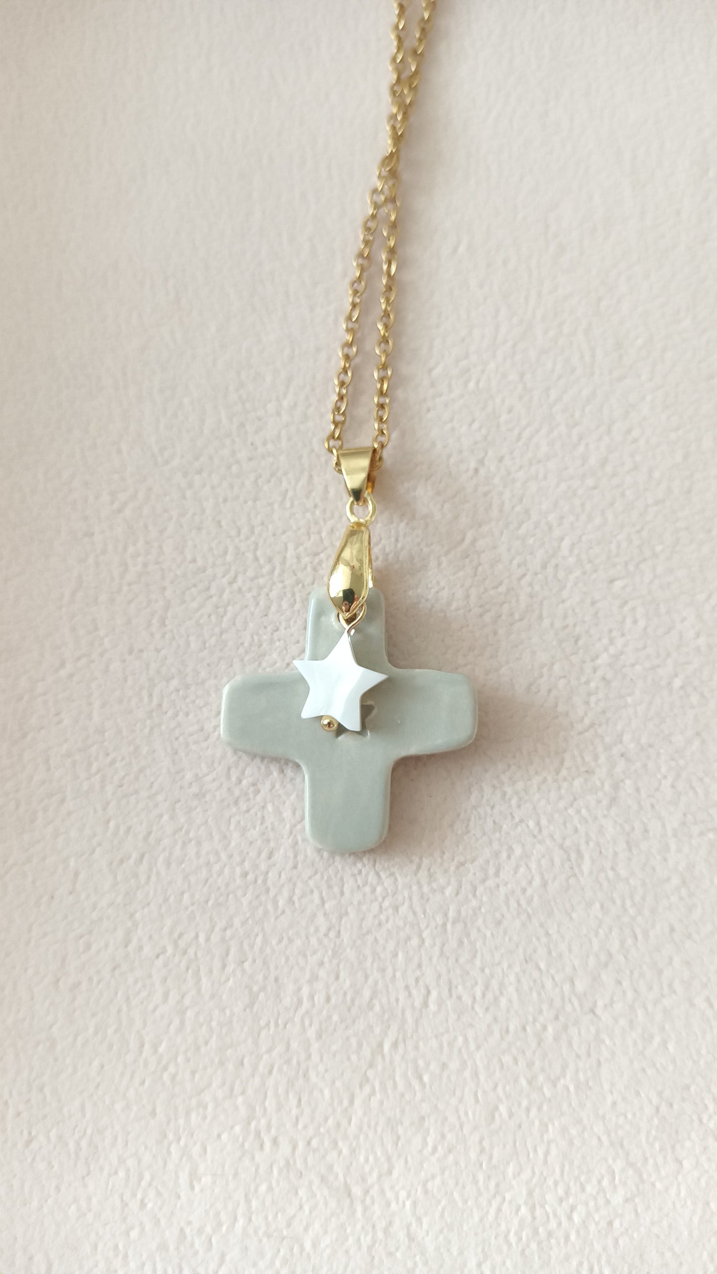 Collier Céramique gris souris + charm en collaboration