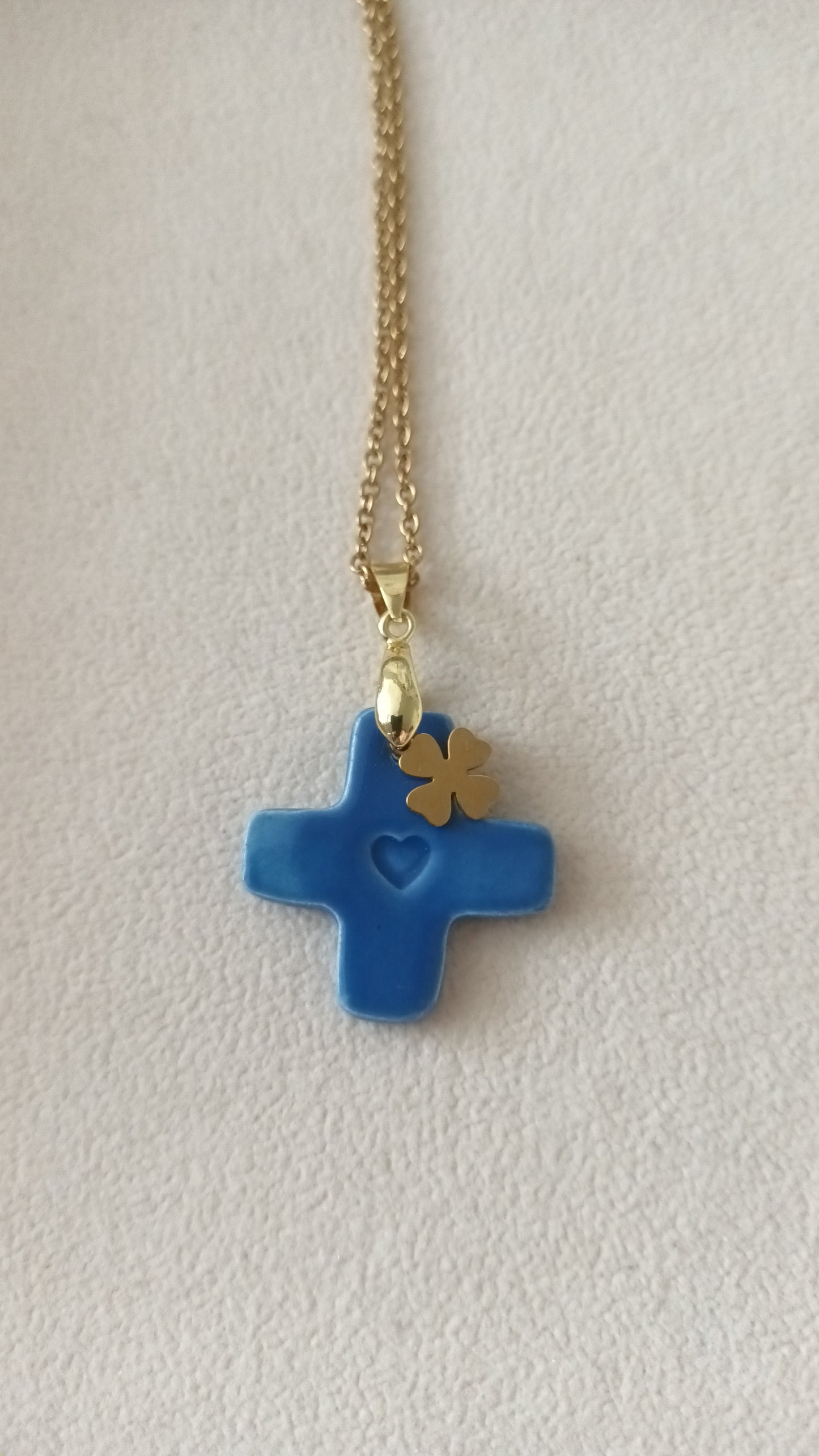 Collier Céramique bleu marine + charm en collaboration