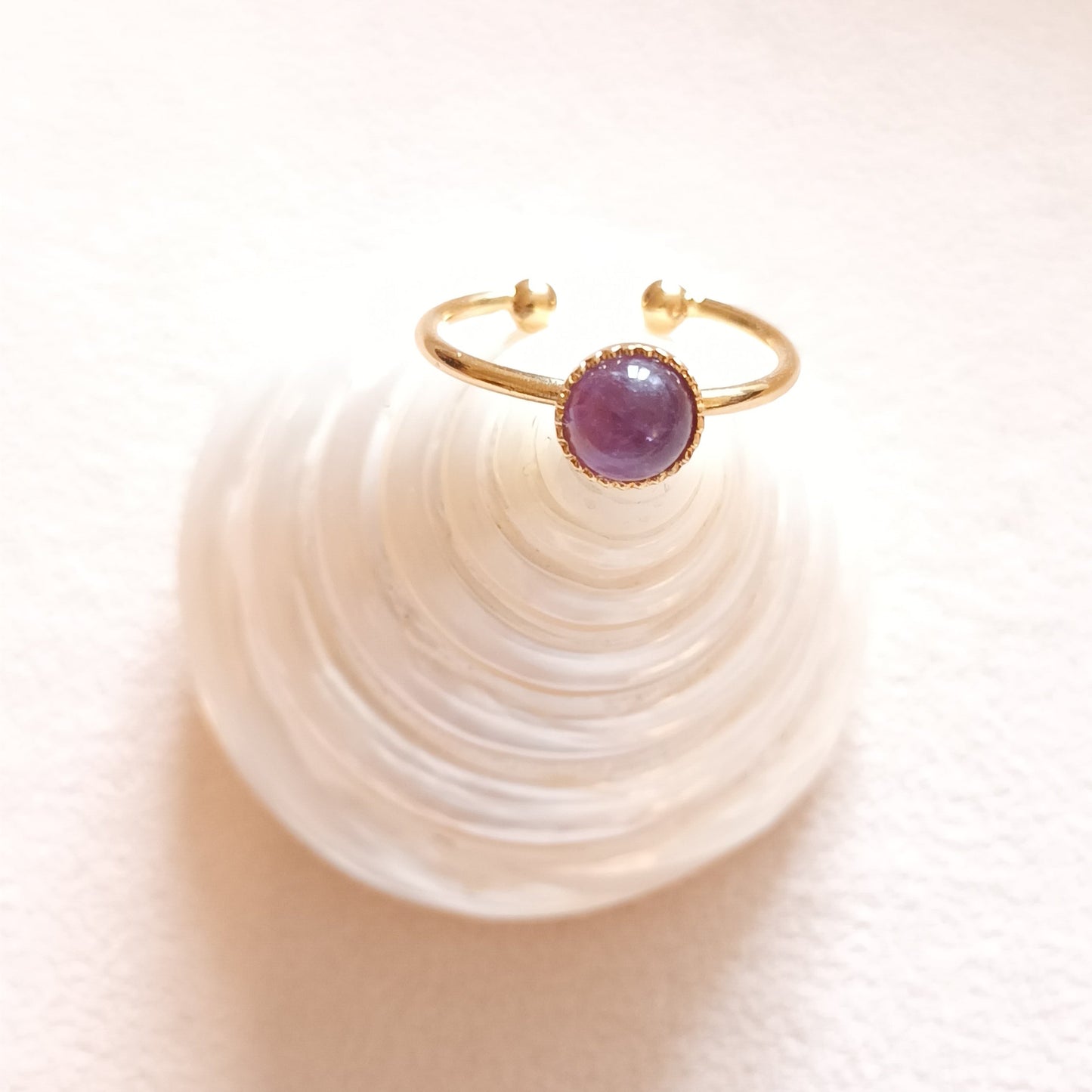 Anillo redondo de aventurina bañado en oro
