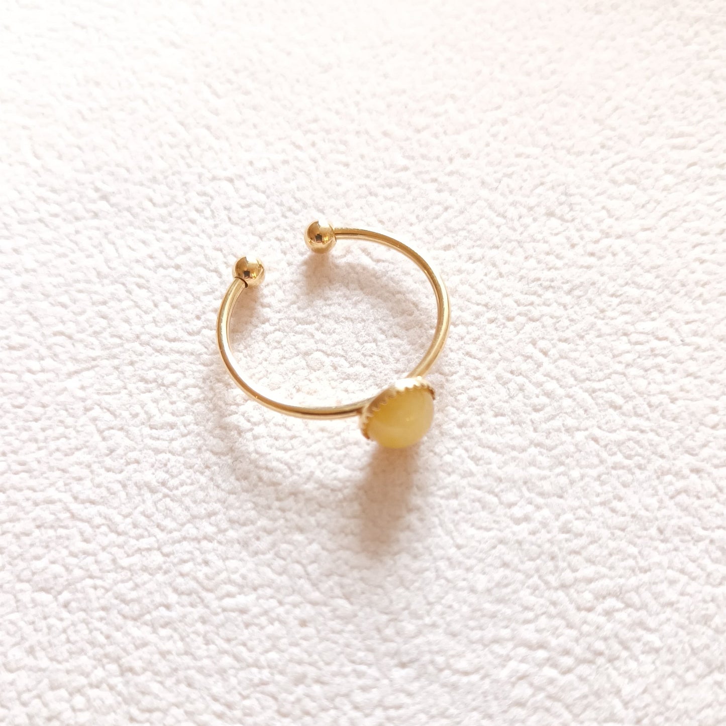 Anillo redondo de aventurina bañado en oro