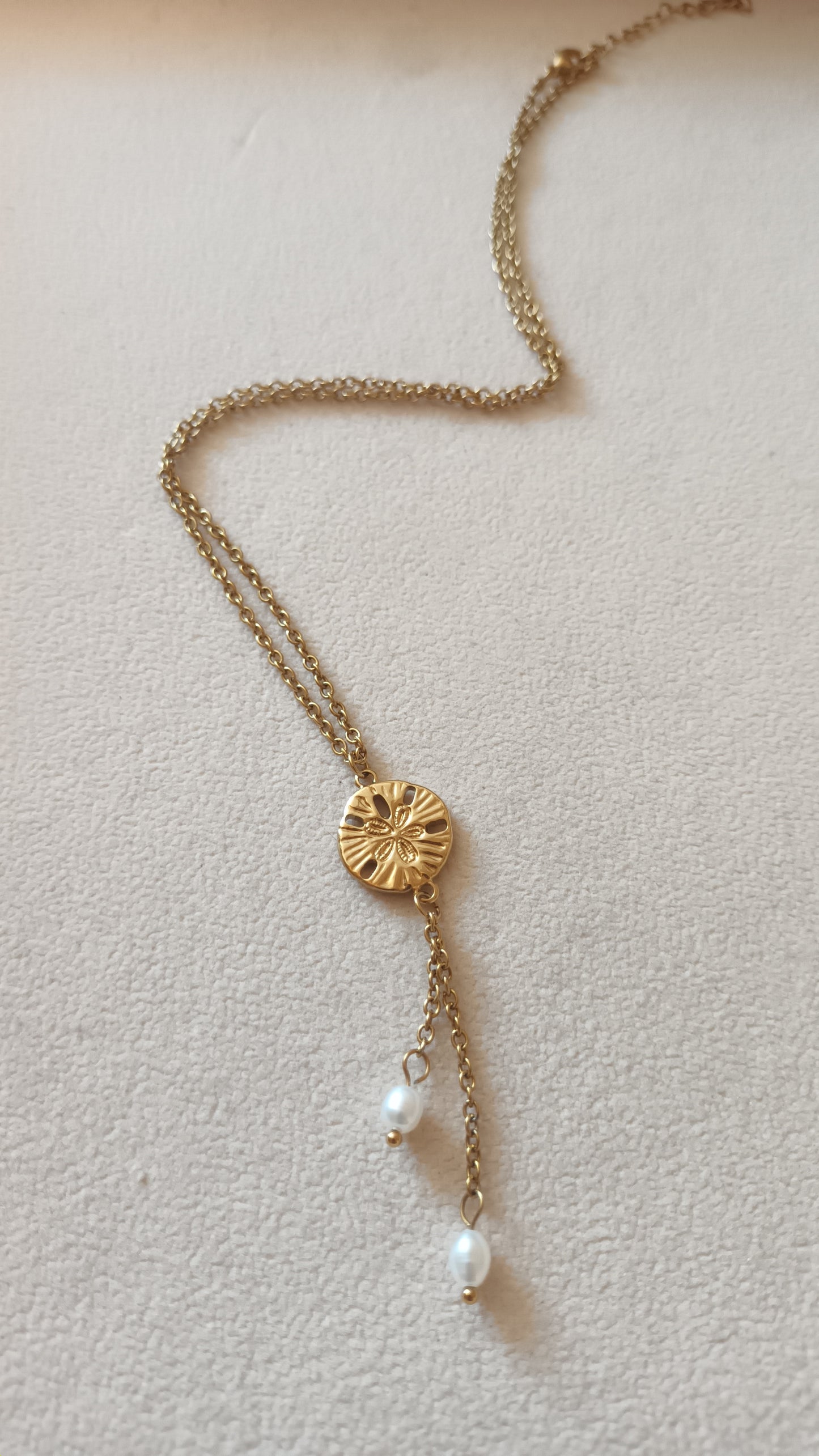 Collection été : Collier fin Dollar des sables et perle d'eau douce