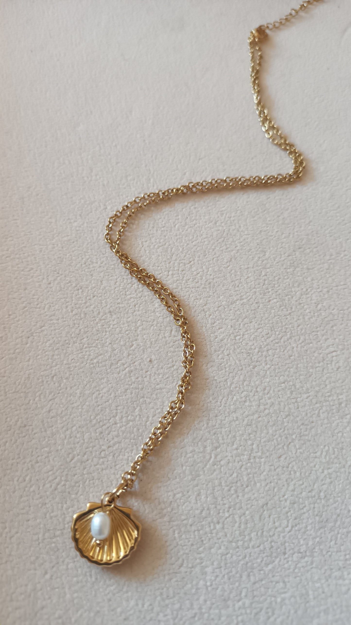 Collection été : Collier fin Coquille et perle d'eau douce