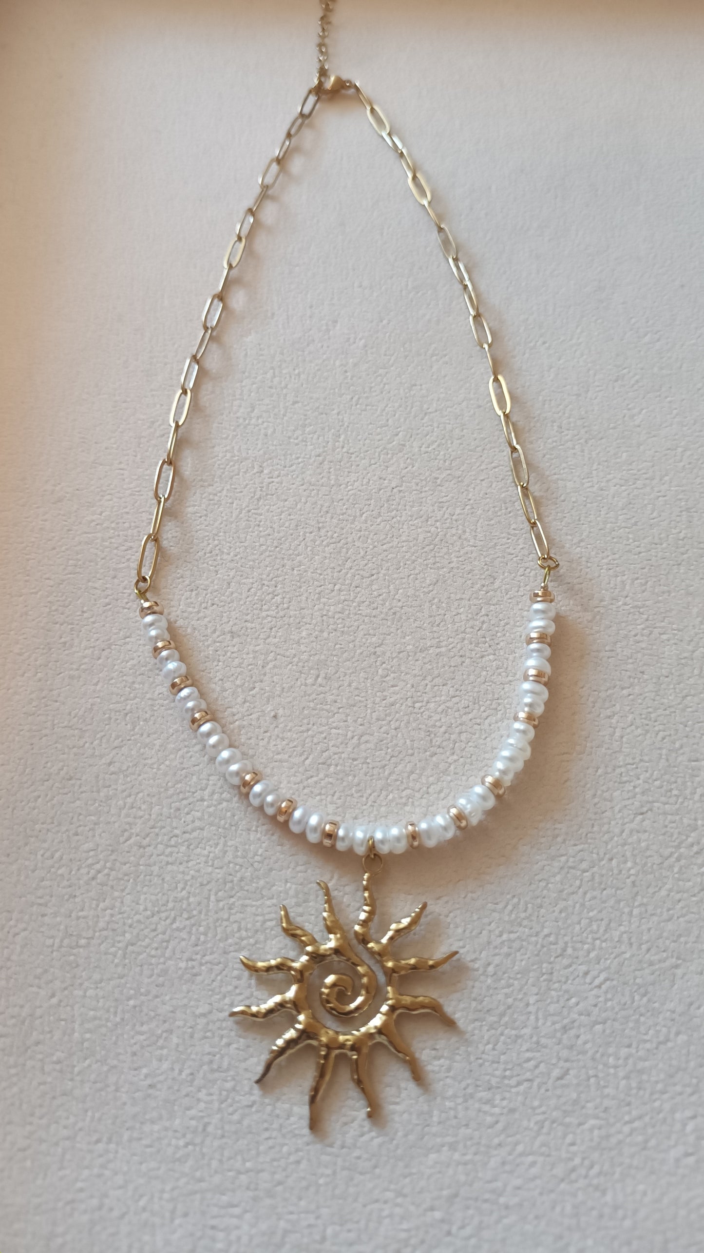 Collection été : Collier Soleil et perles d'eau douce