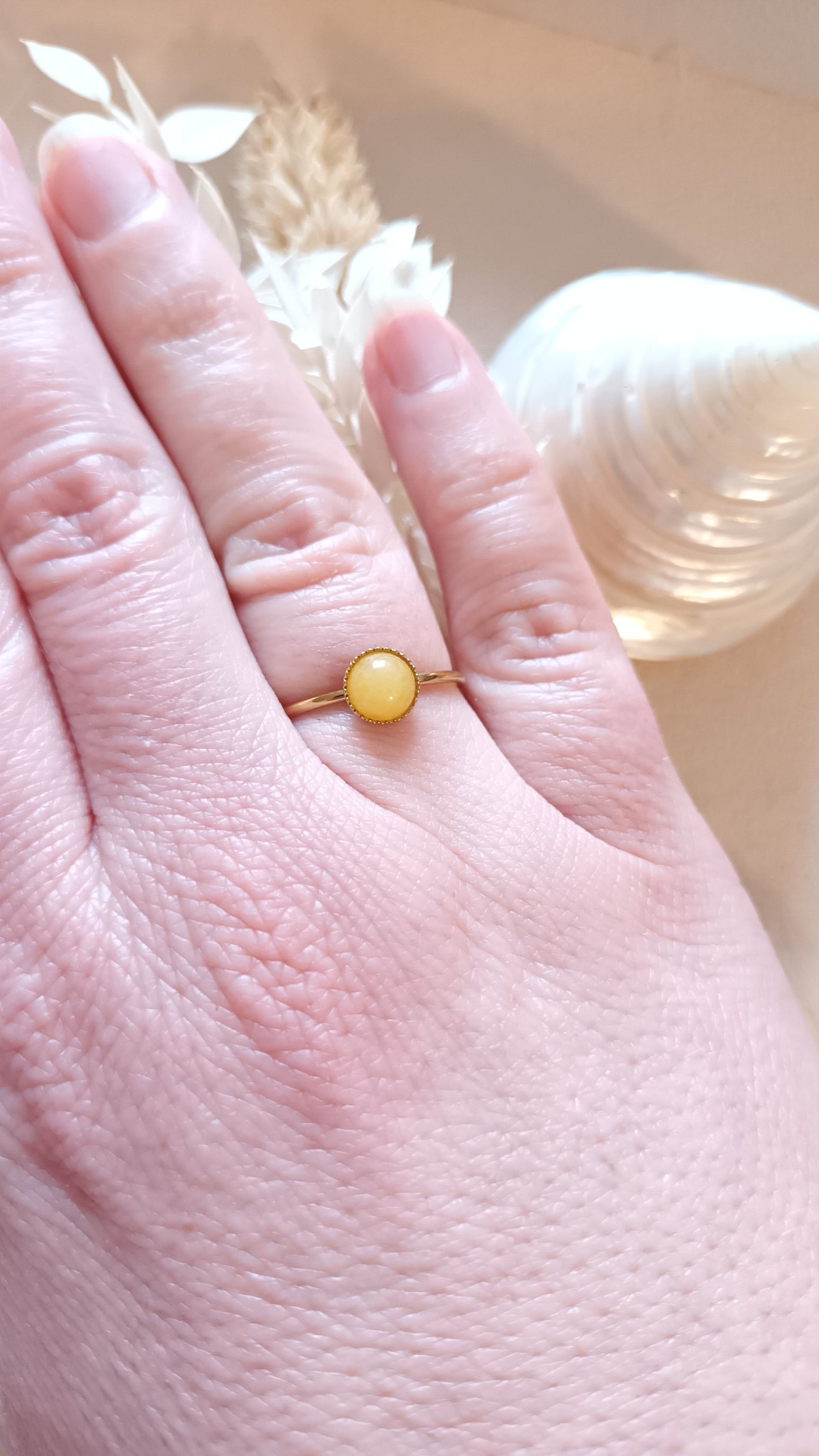 Anillo redondo de aventurina bañado en oro