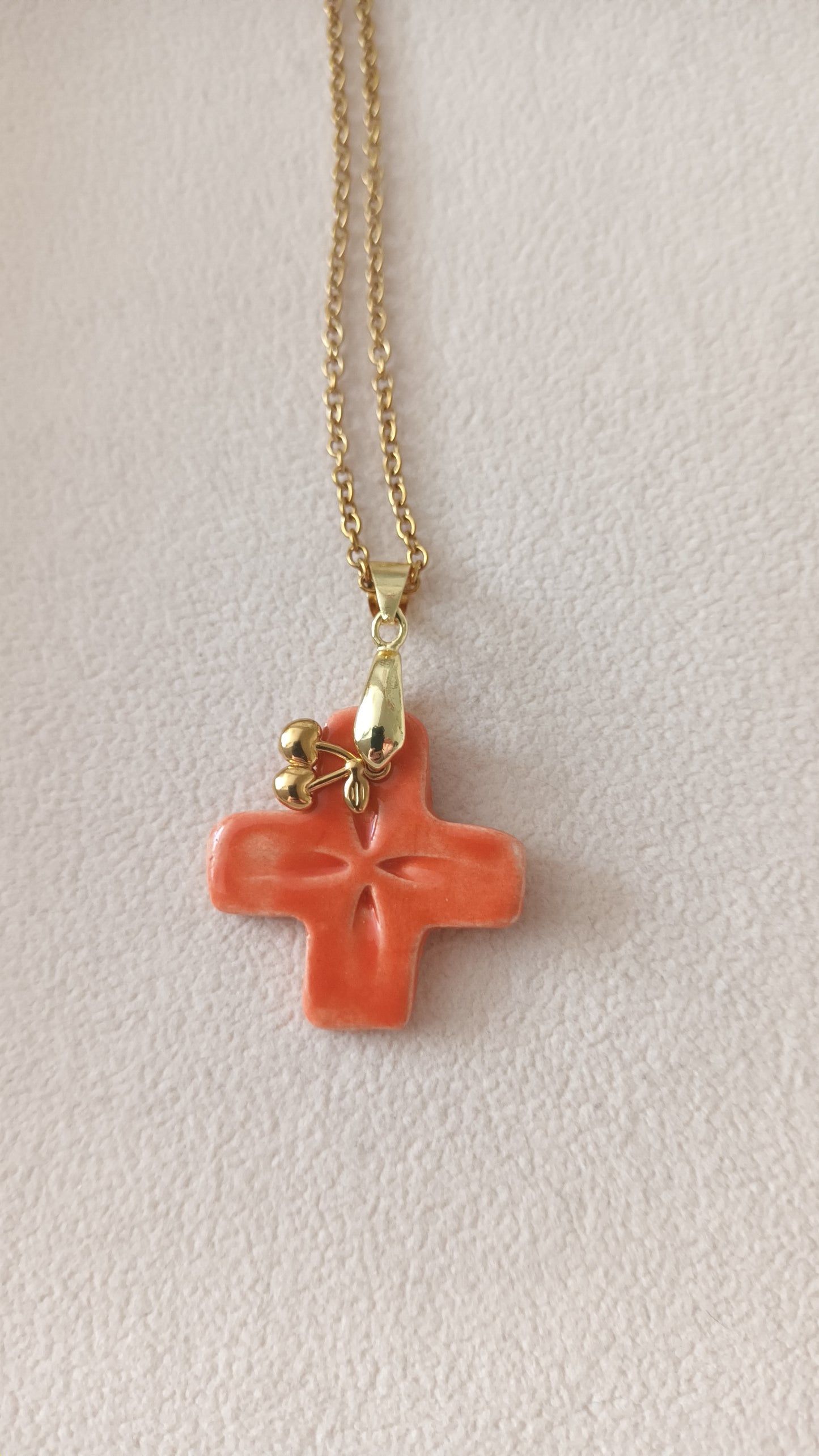 Collier Céramique orange vif + charm en collaboration